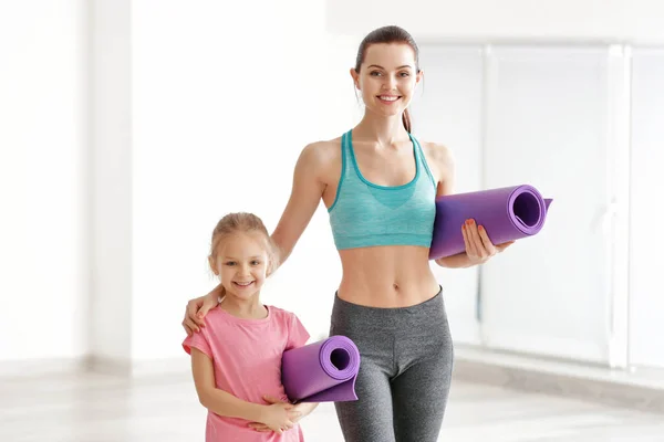 Mother Daughter Standing Mats Indoors — Stock Photo, Image