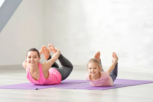 Mère Fille Faisant Exercice Intérieur — Photo