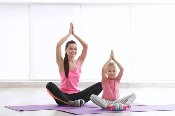 Mãe Filha Fazendo Exercício Dentro Casa — Fotografia de Stock