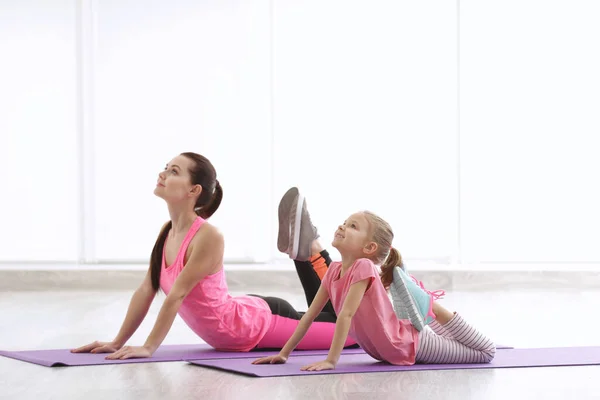 Mother Daughter Doing Exercise Indoors — Stock Photo, Image