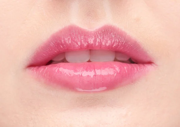 Usta Pięknej Młodej Kobiety Zbliżenie — Zdjęcie stockowe