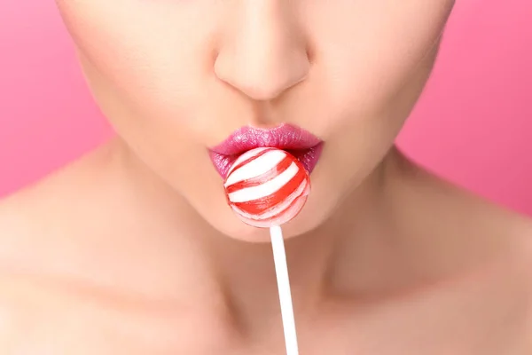Schöne Junge Frau Hält Lutscher Nahe Lippen Auf Farbigem Hintergrund — Stockfoto