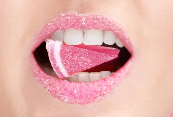 Hermosa Joven Con Maquillaje Creativo Sosteniendo Mermelada Boca Primer Plano — Foto de Stock