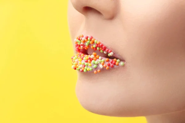 Hermosa Mujer Joven Con Maquillaje Creativo Fondo Color — Foto de Stock