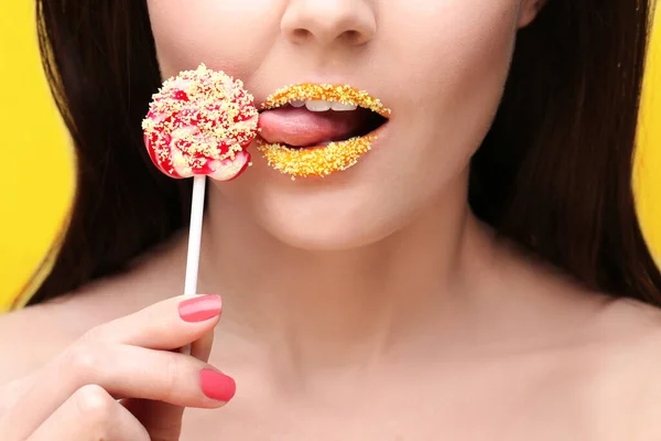 Usta Pięknej Młodej Kobiety Kreatywnym Makijażem Lizakiem Zbliżenie — Zdjęcie stockowe