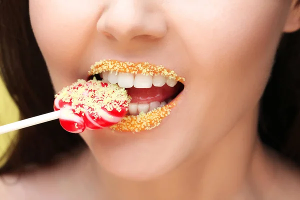Usta Pięknej Młodej Kobiety Kreatywnym Makijażem Lizakiem Zbliżenie — Zdjęcie stockowe
