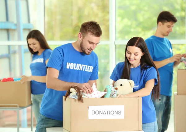 Jóvenes Voluntarios Con Caja Donaciones Interior — Foto de Stock