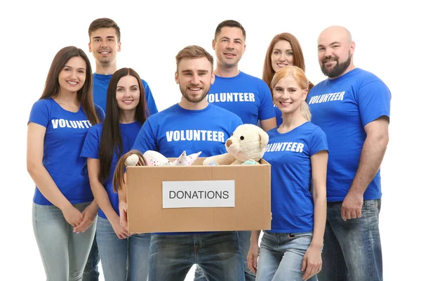 Jóvenes Voluntarios Con Caja Donaciones Sobre Fondo Blanco — Foto de Stock