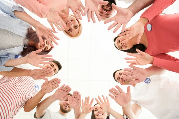Grupo Jovens Voluntários Fazendo Círculo Com Mãos Fundo Branco — Fotografia de Stock