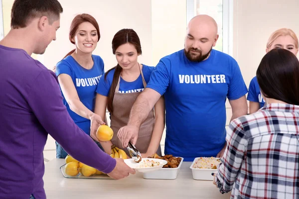 Young Volunteers Serving Food Homeless People — Stock Photo, Image