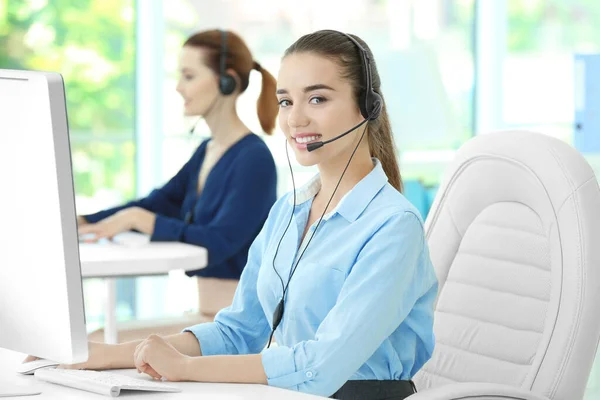 Jeune Femme Répartitrice Soutien Technique Travaillant Dans Bureau — Photo