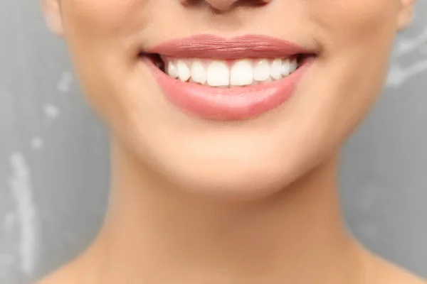 Mujer Joven Con Dientes Sanos Sobre Fondo Gris Primer Plano —  Fotos de Stock