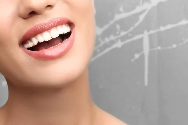 Junge Frau Mit Gesunden Zähnen Lacht Auf Grauem Hintergrund Nahaufnahme — Stockfoto