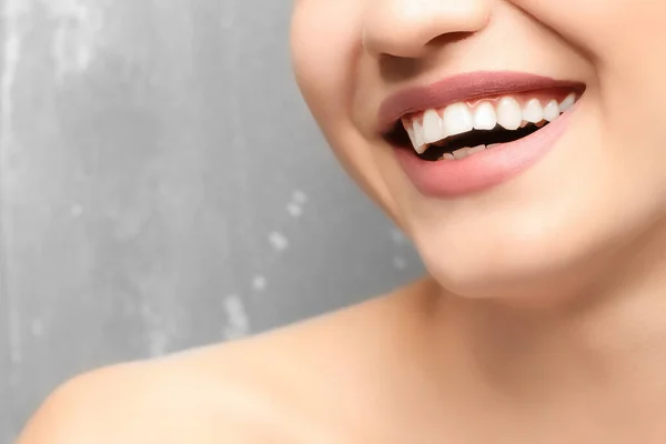 Young Woman Healthy Teeth Laughing Grey Background Closeup — Stock Photo, Image