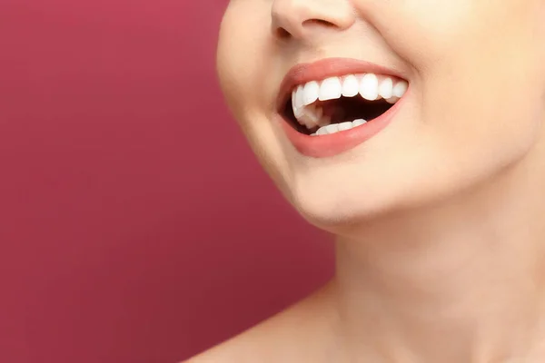 Молодая Женщина Здоровыми Зубами Смеется Цветном Фоне Крупным Планом — стоковое фото