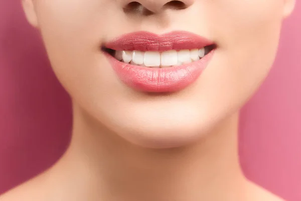 Mujer Joven Con Dientes Sanos Sobre Fondo Color Primer Plano —  Fotos de Stock