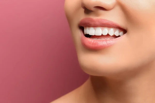 Young Woman Healthy Teeth Laughing Colour Background Closeup — Stock Photo, Image