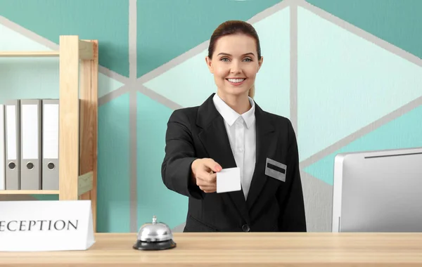 Recepcionista Feminina Com Cartão Chave Hotel — Fotografia de Stock