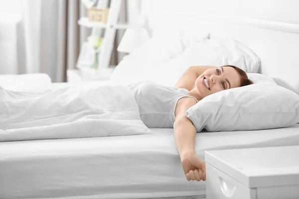 Joven Hermosa Mujer Despertando Sala Luz — Foto de Stock