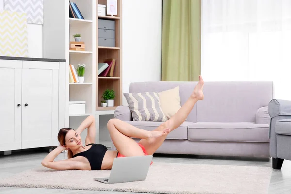 Jovem Mulher Bonita Formação Casa — Fotografia de Stock