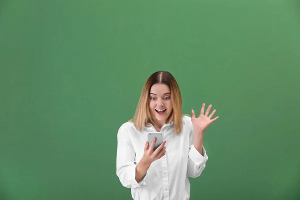 Young Woman Using Cell Phone Green Background — Stock Photo, Image