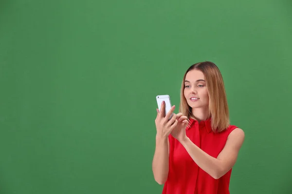 Young Woman Using Cell Phone Green Background — Stock Photo, Image