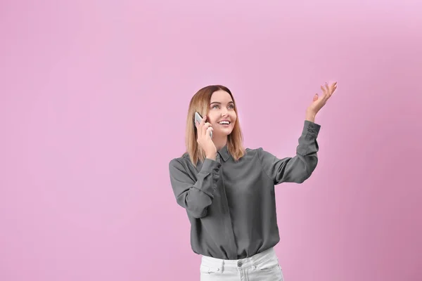 Young Woman Using Cell Phone Pink Background — Stock Photo, Image