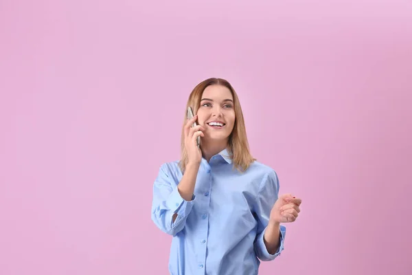 Young Woman Using Cell Phone Pink Background — Stock Photo, Image