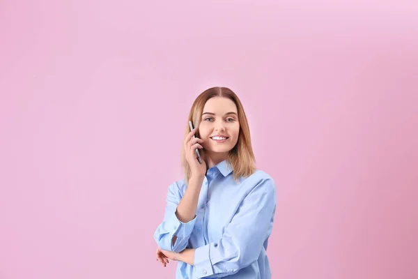 Junge Frau Benutzt Handy Auf Rosa Hintergrund — Stockfoto