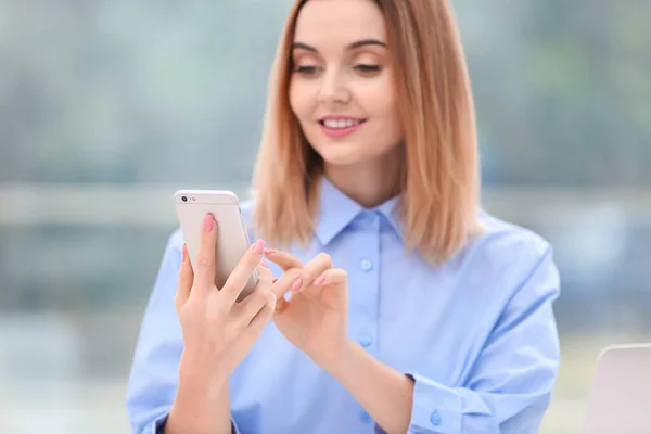 Mujer Joven Usando Teléfono Celular Interior — Foto de Stock