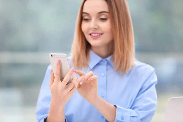 Jeune Femme Utilisant Téléphone Portable Intérieur — Photo