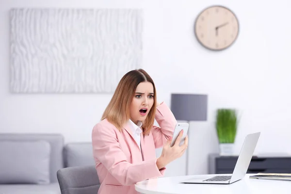 Mujer Joven Usando Teléfono Celular Mesa Interior —  Fotos de Stock