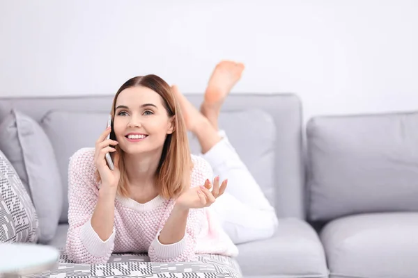 Mladá Žena Pomocí Mobilu Při Ležení Pohovce Doma — Stock fotografie