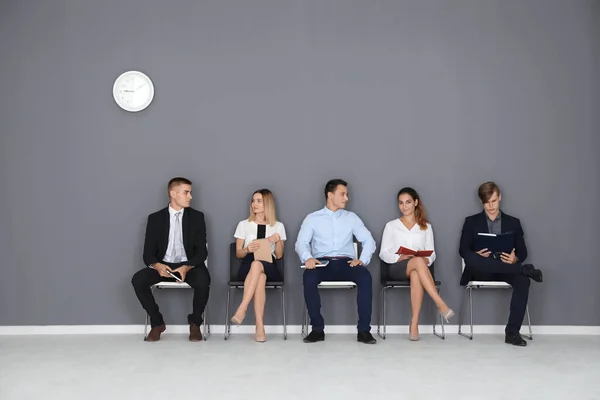 Groupe Personnes Attente Entretien Embauche Sur Fond Mur Gris — Photo