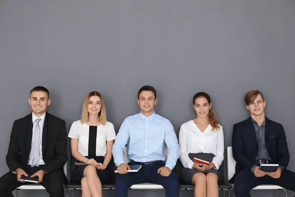 Groep Van Mensen Die Wachten Sollicitatiegesprek Grijze Muur Achtergrond — Stockfoto