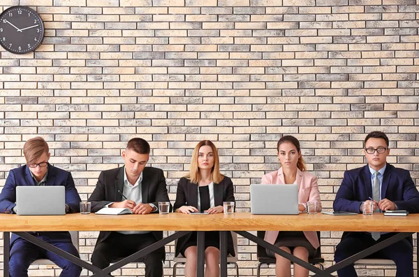 Grupo Personas Que Esperan Una Entrevista Trabajo Mesa —  Fotos de Stock