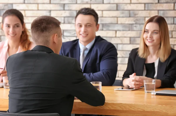 Personeel Commissie Interviewen Man Aan Tafel — Stockfoto