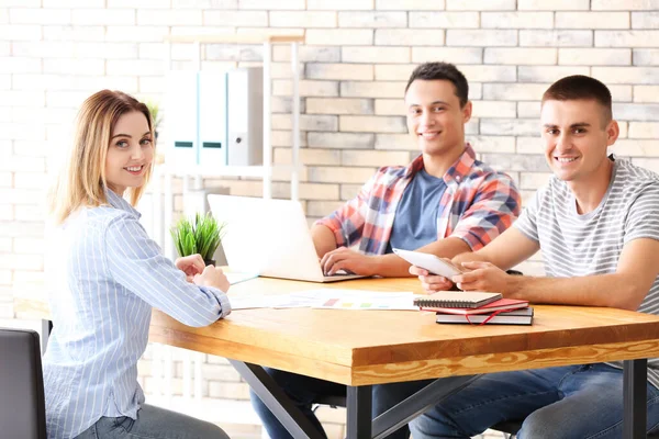 Comisión Recursos Humanos Entrevistando Mujer Mesa — Foto de Stock