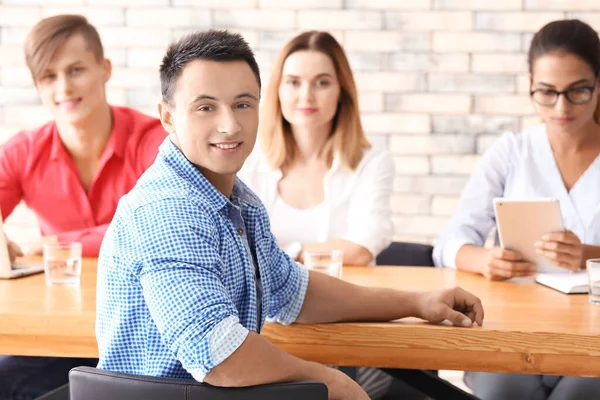 Comisión Recursos Humanos Entrevistando Hombre Mesa —  Fotos de Stock