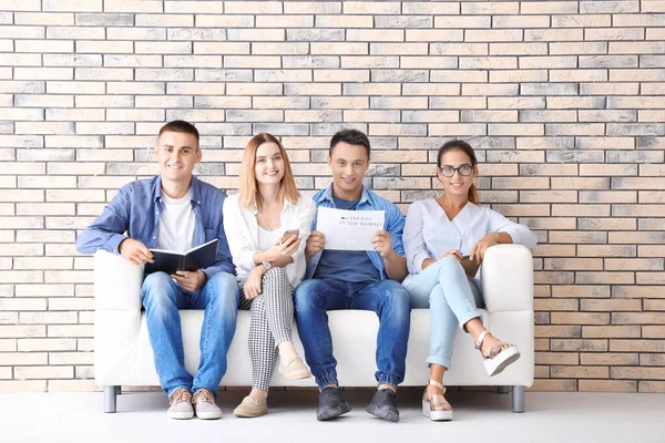 Grupo Pessoas Espera Entrevista Emprego Sofá — Fotografia de Stock