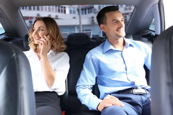 Bonito Jovem Casal Sentado Banco Trás Carro — Fotografia de Stock