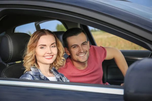 Hermosa Pareja Joven Coche —  Fotos de Stock