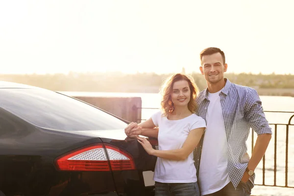 Beautiful Young Couple Standing Car — Stock Photo, Image
