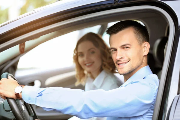 Bela Jovem Casal Carro — Fotografia de Stock