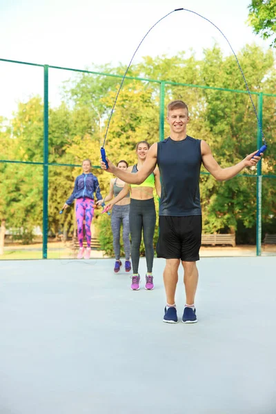 Junge Sportler Beim Seilspringen — Stockfoto