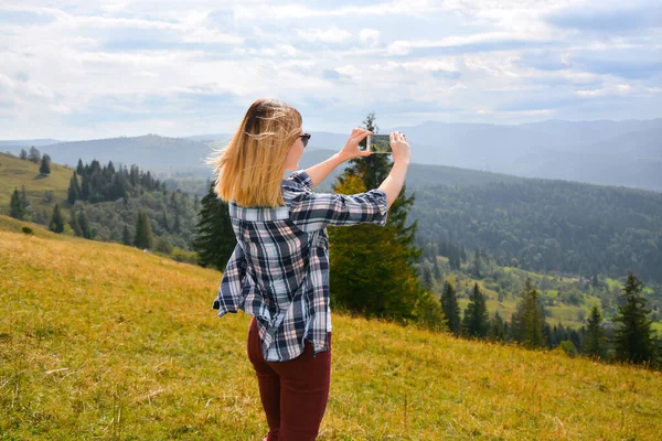 Female Tourist Taking Photo Beautiful Mountain Landscape — Stock Photo, Image
