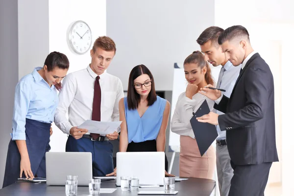 Equipe Jovens Especialistas Consultoria Reunião Negócios Escritório — Fotografia de Stock