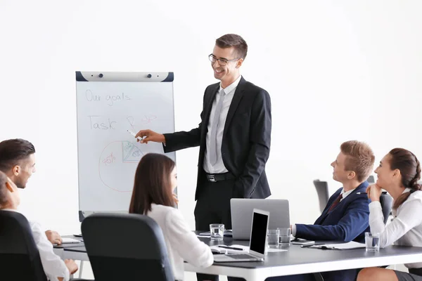 Equipe Jovens Especialistas Consultoria Reunião Negócios Escritório — Fotografia de Stock