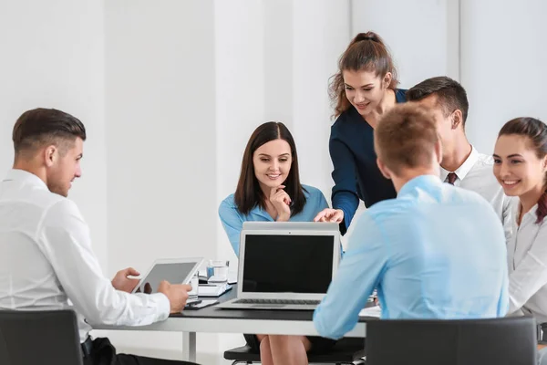 Equipo Jóvenes Expertos Consultoría Reunión Negocios Oficina — Foto de Stock