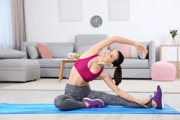 Joven Mujer Deportiva Haciendo Ejercicio Casa — Foto de Stock